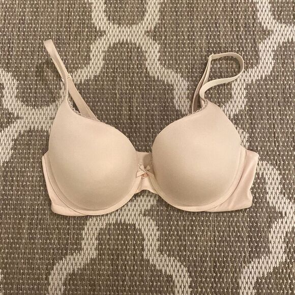 ￼ Victoria’s Secret bra, size 34D body by Victoria perfect shape bra - Picture 1 of 4